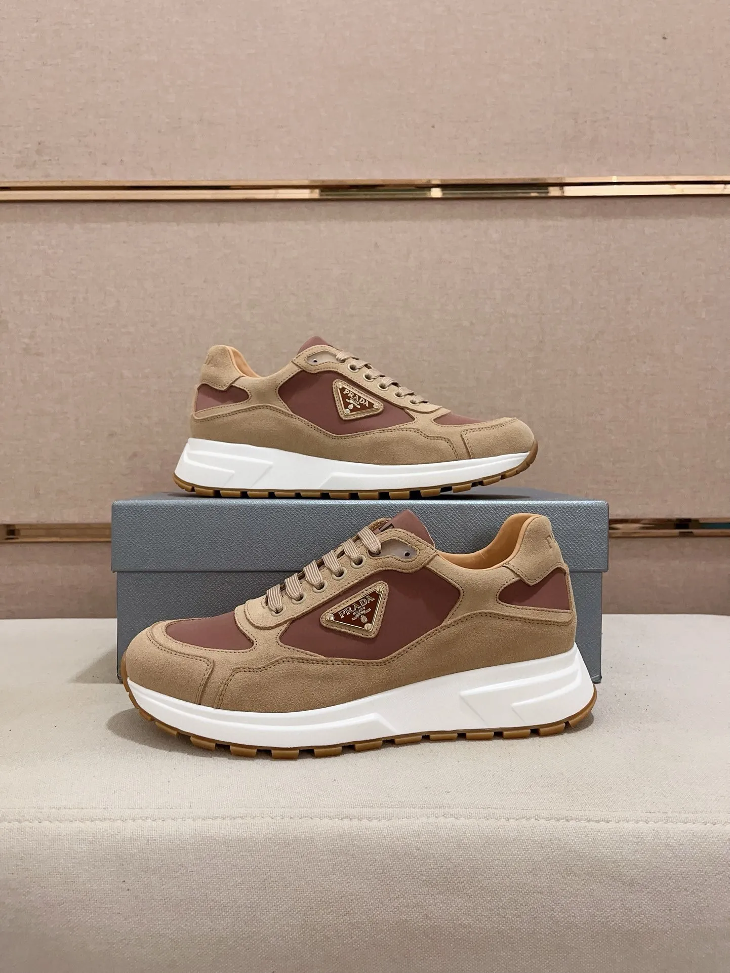 Men's Men's Shoes 💰 580💰 ✔️✔️✔️High-quality new PRADA (Prada) counters are launched simultaneously. The new men's shoes and 😘fabric are made of selected first-layer cowhide and technological glue-spraying technology. Lining: Full cowhide lining. 👍🏿High-end☄️Open-molded non-slip rubber outsole, exquisite lines, simple and elegant, comfortable and high-end for leisure travel. Code number: 38 to 44 (can be customized to 45, non-refundable!